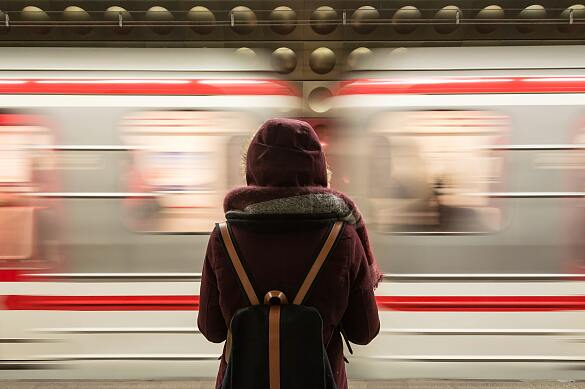 Bild einer Person vor einem vorbeifahrenden Zug 
˜ Bildnachweis: Foto von Fabrizio Verrecchia von Pexels